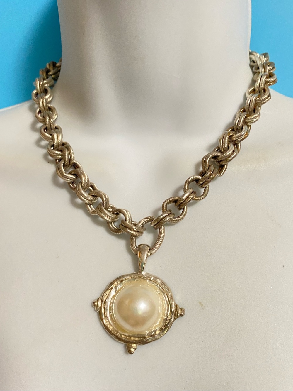 SUSAN SHAW Chunky Pearl Cab Necklace On Textured Chain